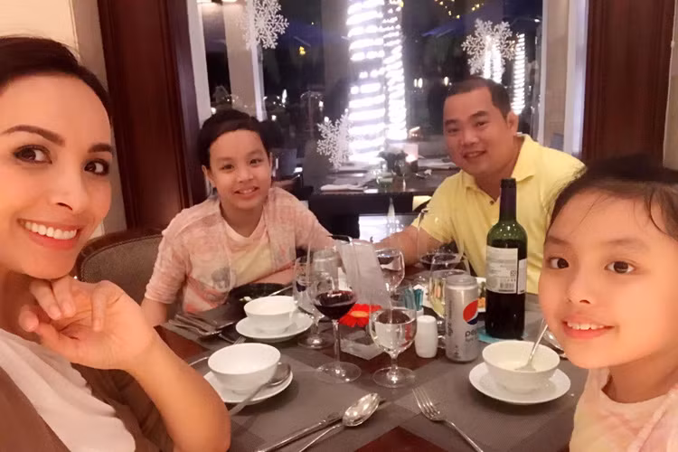 Gia đình người mẫu Thúy Hạnh - nhạc sĩ Minh Khang cùng hai nhóc tì Suli và Suti quây quần bên nhau vào những ngày cuối năm. (Ảnh: Facebook nhân vật)