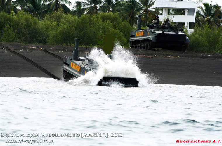 Trong ảnh, BMP-3F được lính Indonesia lái “nhảy ùm một cái” xuống biển. Nguồn ảnh: otvaga2004