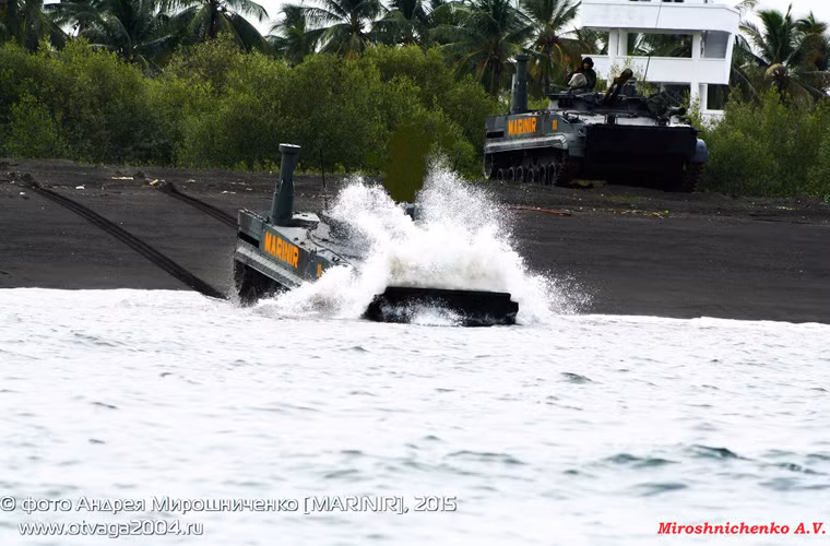 Trong ảnh, BMP-3F được lính Indonesia lái “nhảy ùm một cái” xuống biển. Nguồn ảnh: otvaga2004