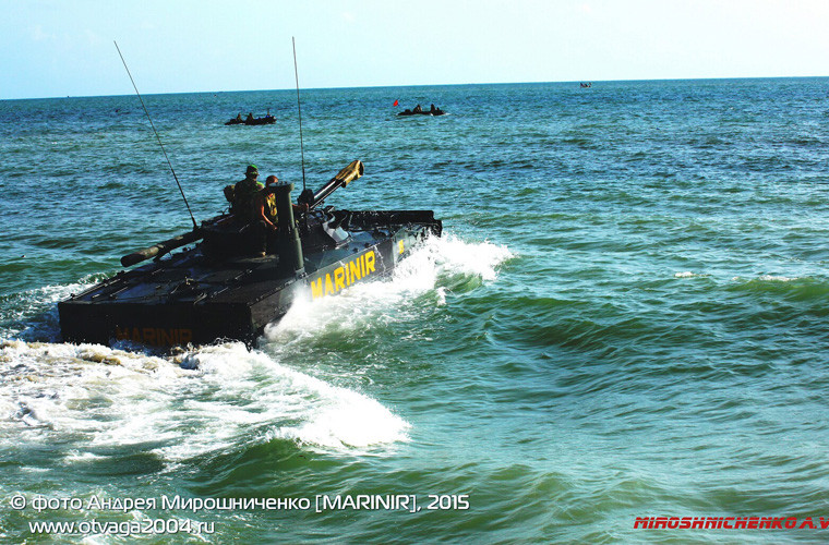 Theo các tài liệu Nga, BMP-3F được thiết kế cho hoạt đông tác chiến trên biển, cải thiện khả năng đi biển và nổi, khả năng di chuyển ở điều kiện sóng biển cấp 3. Nguồn ảnh: otvaga2004