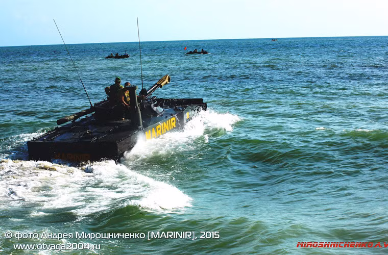 Theo các tài liệu Nga, BMP-3F được thiết kế cho hoạt đông tác chiến trên biển, cải thiện khả năng đi biển và nổi, khả năng di chuyển ở điều kiện sóng biển cấp 3. Nguồn ảnh: otvaga2004