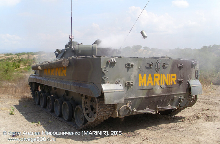 Đặc biệt, hiếm có một dòng xe chiến đấu bộ binh nào trên thế giới lại được lắp khẩu pháo "bự" 30mm kẹp nòng pháo chính như BMP-3. Khẩu pháo này không chỉ triệt hạ được xe thiết giáp mà khi nâng góc bắn có thể diệt được cả máy bay, trực thăng. Nguồn ảnh: otvaga2004