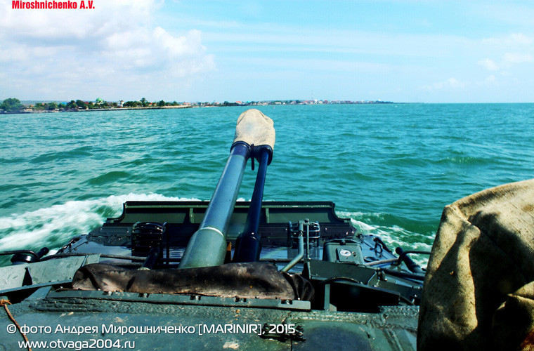 Đặc biệt, ngay cả khi di chuyển trên biển, BMP-3F có thể khai hỏa chính xác ở điều kiện sóng biển cấp 2. Nguồn ảnh: otvaga2004