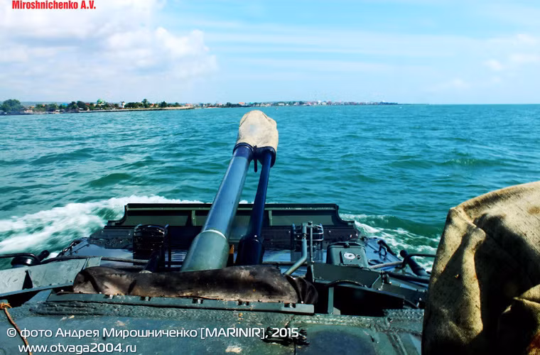 Đặc biệt, ngay cả khi di chuyển trên biển, BMP-3F có thể khai hỏa chính xác ở điều kiện sóng biển cấp 2. Nguồn ảnh: otvaga2004