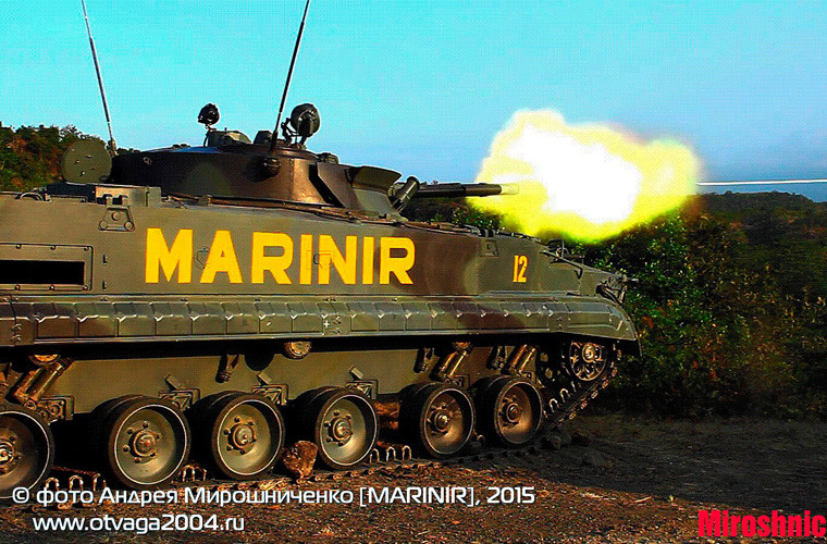 Vũ khí tiêu chuẩn của BMP-3F vẫn là khẩu pháo rãnh xoắn sơ tốc thấp 2A70 cỡ 100mm có thể bắn tên lửa chống tăng qua nòng; một khẩu pháo 2A72 30mm kẹp nòng pháo chính và một đại liên đồng trục 7,62mm PKT. Hỏa lực của BMP-3F được đánh giá tương đương xe tăng hạng trung. Nguồn ảnh: otvaga2004