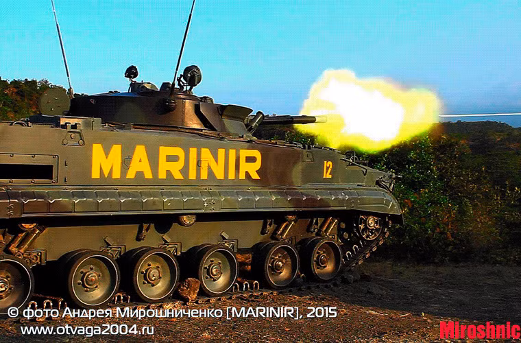 Vũ khí tiêu chuẩn của BMP-3F vẫn là khẩu pháo rãnh xoắn sơ tốc thấp 2A70 cỡ 100mm có thể bắn tên lửa chống tăng qua nòng; một khẩu pháo 2A72 30mm kẹp nòng pháo chính và một đại liên đồng trục 7,62mm PKT. Hỏa lực của BMP-3F được đánh giá tương đương xe tăng hạng trung. Nguồn ảnh: otvaga2004