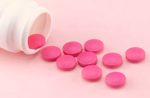 3. Lạm dụng thuốc kích dục. Thuốc kích dục giúp nam giới kéo dài cuộc vui song chỉ mang lại hiệu quả tạm thời. Sử dụng thuốc kích dục lâu dài có thể khiến cơ thể lệ thuộc thuốc, không thể làm chủ “cuộc chơi”. Một bất lợi khác khi sử dụng thuốc kích dục là nó có thể “uy hiếp” sức khỏe người dùng. Theo chuyên gia, thuốc kích dục mang lại hiệu quả bằng cách tác động lên dây thần kinh. Nhiều trường hợp sử dụng thuốc kích dục đối diện với tác dụng phụ, gây mù màu, khô miệng, mắt đỏ hoặc chảy máu cam.