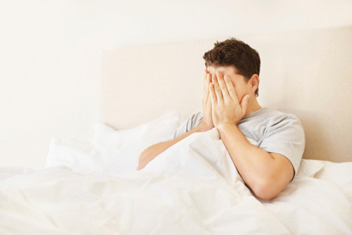 Ngược lại, thủ dâm với tần suất cao tiềm ẩn nguy cơ có hại đối với sức khỏe, có thể dẫn đến tắc nghẽn cơ quan sinh sản, giảm khả năng miễn dịch tại chỗ gây viêm niệu đạo, viêm túi tinh. Mắc các bệnh này, nam giới sẽ cảm thấy mệt mỏi, giảm ham muốn, thậm chí gây rối loạn cương dương, xuất tinh sớm.