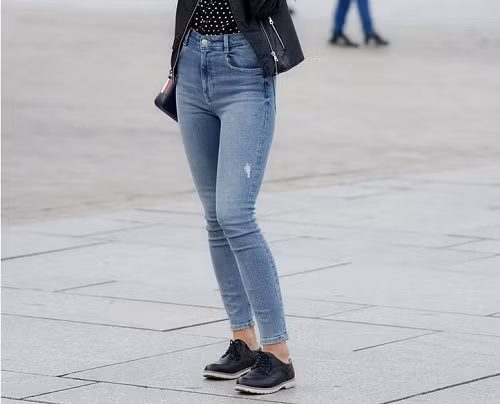 Quần jean. Quần jean nên mặc 4-5 lần trước khi giặt. Thậm chí, các nhà sản xuất còn khuyên chỉ nên giặt chúng 6 tháng 1 lần. Để giữ jeans luôn mới, bạn có thể cho chúng vào ngăn đá tủ lạnh qua đêm. Hoặc bạn có thể pha hỗn hợp làm sạch bằng cách pha ¼ cốc cồn tẩy rửa với ¼ cốc nước cùng 3 giọt tinh dầu oải hương để xịt.