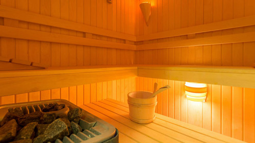 Xông hơi tốt song nam giới không nên thực hiện quá nhiều. Theo đó, xông hơi dưới nhiệt độ cao, lỗ chân lông ở trạng thái giãn nở, tốc độ tản nhiệt tương đối nhanh, dễ làm tiêu hao dương khí trong cơ thể. Bên cạnh đó, nhiệt độ cao trong phòng xông hơi cũng không có lợi cho sự phát triển của tinh trùng. Lạm dụng xông hơi, xông hơi không đúng cách sẽ ảnh hưởng trực tiếp đến thần thái và thể chất của nam giới.