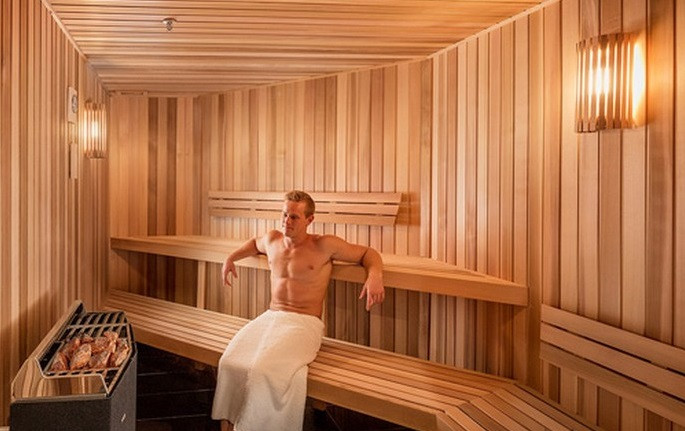 2. Lạm dụng xông hơi. Điều kiện sống cải thiện, mọi người ngày càng quan tâm đến các dịch vụ chăm sóc sức khỏe như xông hơi. Xông hơi mang lại nhiều lợi ích như cải thiện lưu thông máu, giảm căng thẳng, giảm huyết áp, làm đẹp da, giải tỏa mệt mỏi,...