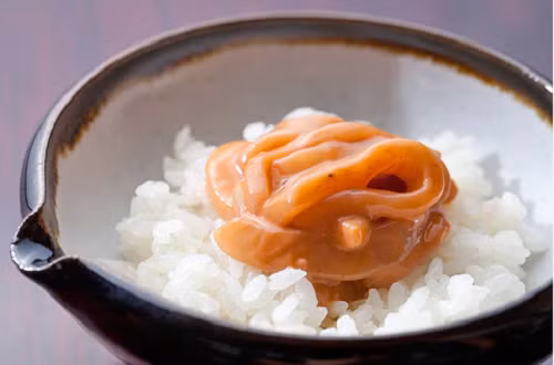 Mặc dù vẻ ngoài không mấy bắt mắt nhưng hương vị gây nghiện kỳ lạ của Shiokara lại rất hợp với cơm. Shiokara thường được dùng với cơm trắng và rượu sake. Chỉ cần xới một bát cơm nóng hổi, thêm vài lát Shiokara lên trên, rưới một chút rượu sake là người ăn có thể cảm nhận trọn vẹn cảm giác cay mặn, hương vị nguyên bản của hải sản, ăn mãi không chán.