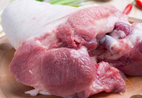 3. Thịt bắp chân trước. Thịt bắp chân trước có đặc điểm nạc nhiều, chắc, sẫm màu, có độ giòn và thơm. Điều khiến phần thịt này được đánh giá cao là chứa nhiều cơ, tỉ lệ nạc mỡ cân đối. So với chân sau, chân trước có sức bền cao nên thịt có tính đàn hồi hơn. Thịt bắp chân trước thích hợp làm các món như nhân bánh bao, thịt nhồi.