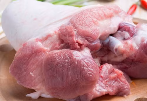 3. Thịt bắp chân trước. Thịt bắp chân trước có đặc điểm nạc nhiều, chắc, sẫm màu, có độ giòn và thơm. Điều khiến phần thịt này được đánh giá cao là chứa nhiều cơ, tỉ lệ nạc mỡ cân đối. So với chân sau, chân trước có sức bền cao nên thịt có tính đàn hồi hơn. Thịt bắp chân trước thích hợp làm các món như nhân bánh bao, thịt nhồi.