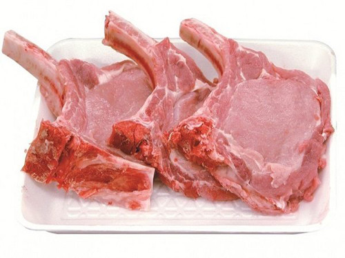 1. Thịt áp sườn. Thịt áp sườn là phần thịt bám vào xương sườn, xương sống, được lọc ra. Đây có thể coi là phần thịt ngon nhất ở lợn, chất thịt mềm, thơm và đậm vị. Tuy nhiên, không phải lúc nào thịt áp sườn cũng sẵn để bán. Người bán thường không lọc ra bán riêng mà để chung với xương.