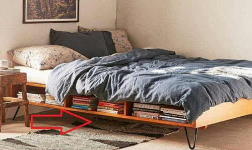 1. Hành lý. Hành lý và túi vải thô là vật dụng rất thường được bố trí tại gầm giường. Tuy vậy, vật dụng này có thể khiến căn phòng tích bụi ngày này sang ngày khác. Ảnh minh họa.