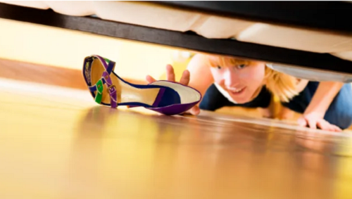 Bên cạnh đó, không gian gầm giường rất hạn chế, cố gắng nhét thêm đồ dễ làm mất form của những đôi giày. Kropovinsky khuyên nên cất chúng lên giá để giày, hộp. Nếu không có không gian nào khác ngoài gầm giường, bạn nên đặt giày dép vào một chiếc hộp trước khi xếp chúng vào. (Ảnh: Diego_cervo)