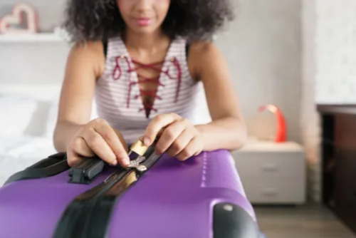 Kropovinsky cho biết, hành lý rất dễ tích bụi và các chất gây dị ứng. Nó cũng khiến việc dọn dẹp và hút bụi khu vực này trở nên khó khăn hơn. Theo thời gian, không khí phòng ngủ không được đảm bảo, làm trầm trọng hơn các triệu chứng dị ứng và hen suyễn. (Ảnh: Shutterstock)