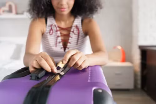 Kropovinsky cho biết, hành lý rất dễ tích bụi và các chất gây dị ứng. Nó cũng khiến việc dọn dẹp và hút bụi khu vực này trở nên khó khăn hơn. Theo thời gian, không khí phòng ngủ không được đảm bảo, làm trầm trọng hơn các triệu chứng dị ứng và hen suyễn. (Ảnh: Shutterstock)