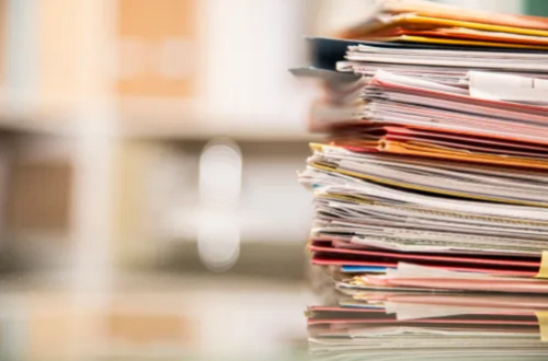 2. Giấy tờ quan trọng. Những giấy tờ quan trọng như hộ chiếu, giấy khai sinh,... là thứ không nên để gầm giường. Ngoài việc chúng dễ lấm bẩn, nhòe chữ do môi trường độ ẩm cao, giấy tờ còn rất dễ cháy, mốc hoặc hư hỏng do các loại gặm nhấm. Để an toàn, bạn nên cất chúng vào túi nhựa, đặt ở nơi khô ráo, hoặc bạn có thể cất chúng vào những hộp an toàn có khả năng chống cháy. (Ảnh: Istock)