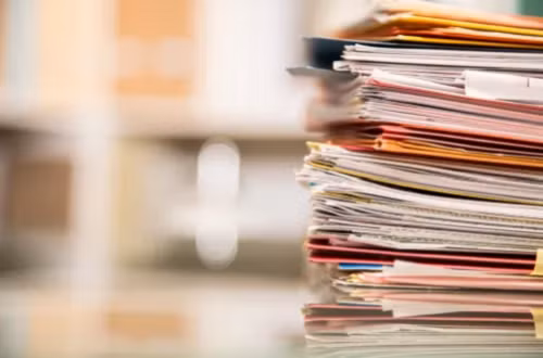 2. Giấy tờ quan trọng. Những giấy tờ quan trọng như hộ chiếu, giấy khai sinh,... là thứ không nên để gầm giường. Ngoài việc chúng dễ lấm bẩn, nhòe chữ do môi trường độ ẩm cao, giấy tờ còn rất dễ cháy, mốc hoặc hư hỏng do các loại gặm nhấm. Để an toàn, bạn nên cất chúng vào túi nhựa, đặt ở nơi khô ráo, hoặc bạn có thể cất chúng vào những hộp an toàn có khả năng chống cháy. (Ảnh: Istock)