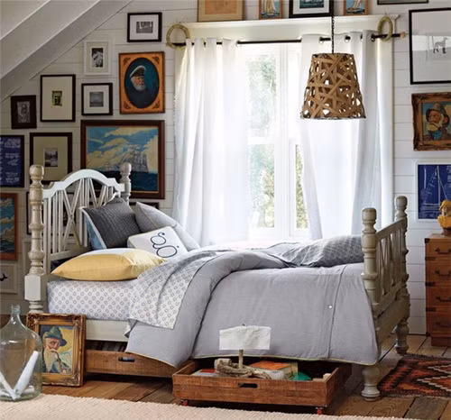 Thay vì đặt vali dưới gầm giường, bạn nên đặt chúng ở những nơi như tủ quần áo, gác mái hoặc tầng hầm. Những vị trí này ít ảnh hưởng đến độ sạch và chất lượng không khí phòng ngủ. (Ảnh minh họa)