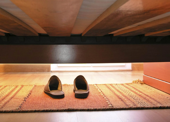 Tận dụng gầm giường để đồ giúp căn nhà ngăn nắp hơn. Tuy vậy, có những vật dụng không nên để dưới gầm giường bởi nó có thể ảnh hưởng đến chất lượng không khí và độ sạch sẽ của căn phòng. Ảnh: LS.