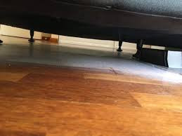 Chia sẻ với Bestlifeonline, nhà thiết kế nội thất Artem Kropovinsky cho biết đôi khi các món đồ có thể giảm tuổi thọ do gầm giường chứa nhiều bụi, hơi ẩm, côn trùng và các loại gặm nhấm. Những thứ sau bạn không nên để gầm giường kẻo rước họa. Ảnh: CH.