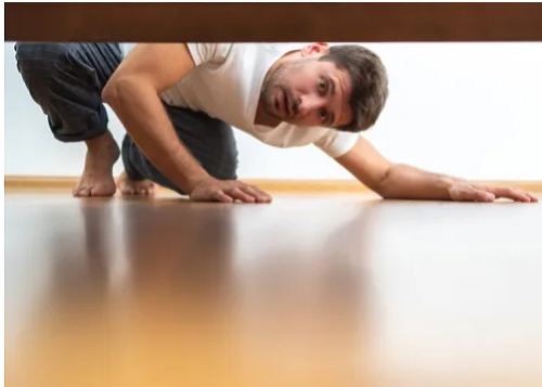 Bảo quản thiết bị điện tử dưới gầm giường đôi khi có thể biến chúng thành mục tiêu trộm cắp bởi vị trí này rất dễ phát hiện. Để an toàn, bạn nên đặt chúng ở nơi khô ráo, tránh ánh nắng trực tiếp như không gian lưu trữ chuyên dụng hoặc ngăn kéo. (Ảnh: Istock)