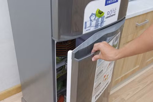 3. Đảm bảo lớp đệm hoạt động tốt. Lớp đệm cao su của tủ lạnh rất quan trọng, ảnh hưởng đến hiệu quả làm kín, làm lạnh và tuổi thọ của thiết bị. Lớp đệm cũ dẫn đến tăng mức tiêu thụ điện.