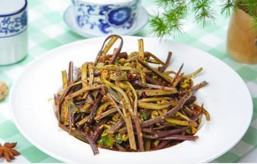 1. Dương xỉ diều hâu: Vị giòn dai lạ miệng khiến chúng rất được ưa chuộng. Tuy nhiên, đây là loại rau nên hạn chế ăn, bởi dương xỉ diều hâu có chứa ptaquiloside – một loại chất độc được chứng minh là có thể gây ung thư dạ dày, đường tiết niệu, vòm họng.