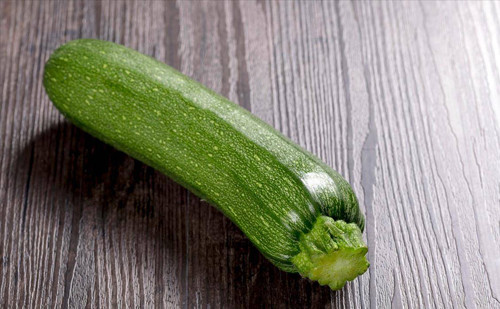 2. Bí ngòi. Bí ngòi rất dễ kiếm thời điểm này. Không chỉ có vẻ ngoài xanh mướt hấp dẫn, bí ngòi còn giàu dinh dưỡng, mềm ngọt nên rất nhiều người yêu thích. Bí ngòi không độc. Tuy nhiên, xào bí ngòi ở nhiệt độ cao có thể hình thành chất acrylamide. Đây là chất có khả năng gây ung thư.