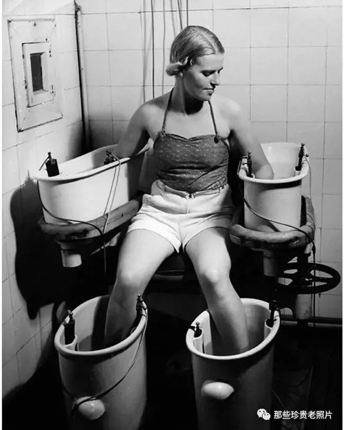 Ảnh được chụp năm 1938, ghi lại cảnh một phụ nữ đặt tay chân vào 4 bể nước nhiễm điện. Thời điểm đó, mọi người tin rằng dòng điện thích hợp có thể cải thiện lưu thông máu, giảm cân và vóc dáng cơ thể. Tuy vậy, không ít sự cố gây tàn tật được ghi nhận.