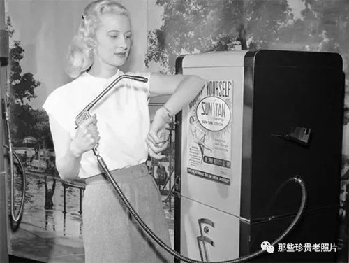 Từ những năm 1949, phụ nữ phương Tây đã ưa thích làn da rám nắng. Để đáp ứng nhu cầu này, máy nhuộm da bằng nhiệt ra đời. Không biết cảm giác thực khi dùng như nào song nhiều người cảm thán chỉ nhìn thôi đã nóng rát.