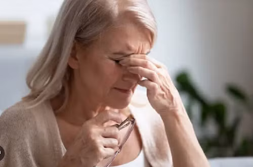 3. Vấn đề thị giác. Một dấu hiệu nhồi máu não sớm khác là suy giảm thị lực, trước mắt có màu đen. Tình trạng xảy ra ngẫu nhiên, có thể hồi phục trong vài giây. Động mạch cảnh có mảng xơ vữa hoặc mạch máu bị hẹp, rất dễ khiến các mảng bám nhỏ bong ra, tạo thành cục huyết khối, làm tắc động mạch mắt, từ đó ảnh hưởng đến thị lực, gây thâm quầng mắt.