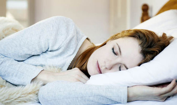 Não bộ và các cơ quan khác trong cơ thể cần được nghỉ ngơi và giấc ngủ là giải pháp tốt nhất. Giấc ngủ không đảm bảo, thức khuya thời gian dài dẫn đến rối loạn chức năng não bộ, rối loạn đồng hồ sinh học làm tăng độ nhớt máu, máu lưu thông kém.