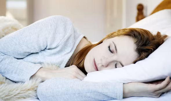 Não bộ và các cơ quan khác trong cơ thể cần được nghỉ ngơi và giấc ngủ là giải pháp tốt nhất. Giấc ngủ không đảm bảo, thức khuya thời gian dài dẫn đến rối loạn chức năng não bộ, rối loạn đồng hồ sinh học làm tăng độ nhớt máu, máu lưu thông kém.