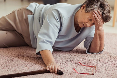 1. Khó vận động. Triệu chứng của nhồi máu não đa dạng và tùy thuộc vùng mạch máu não bị tắc nghẽn. Dù vậy, não là cơ quan điều khiển các hoạt động của cơ thể. Khi sắp xảy ra nhồi máu não, khả năng điều khiển chức năng vận động sẽ có một số bất thường. Một trong những dấu hiệu nhồi máu não thường gặp là tình trạng mất kiểm soát, khó phối hợp các chi. Chẳng hạn, bạn có thể cảm thấy khó điều khiển chân khi đi bộ.