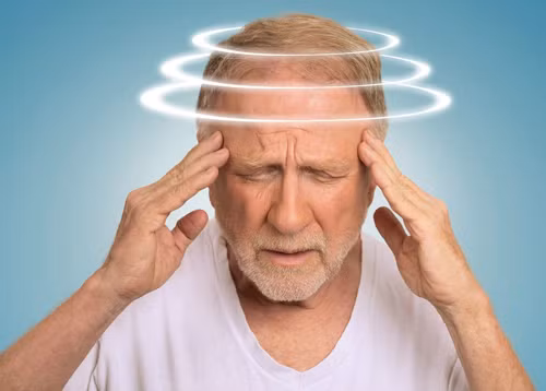 Nguyên nhân tình trạng bắt nguồn từ việc mô não bị tắc nghẽn, khiến lượng máu cung cấp đến não sẽ không đủ và gây ảnh hưởng đến thần kinh trung ương. Lúc này, khả năng kiểm soát các cơ khoang hầu họng cùng những cơ mặt khác bị kém đi.