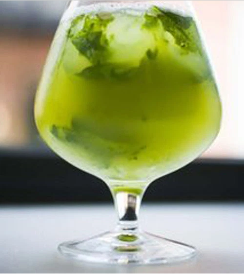 7. Jal-Jeera. Jal-Jeera là đồ uống có lịch sử lâu đời tại Ấn. Ngày nay, nó là đồ uống không thể thiếu trong các sự kiện và lễ hội văn hóa nước này. Jal- Jeera có hương vị vô cùng độc lạ do sự kết hợp của đa dạng nguyên liệu như gừng, thì là, hạt tiêu đen, bạc hà, muối, hương liệu hoa quả và ớt bột.