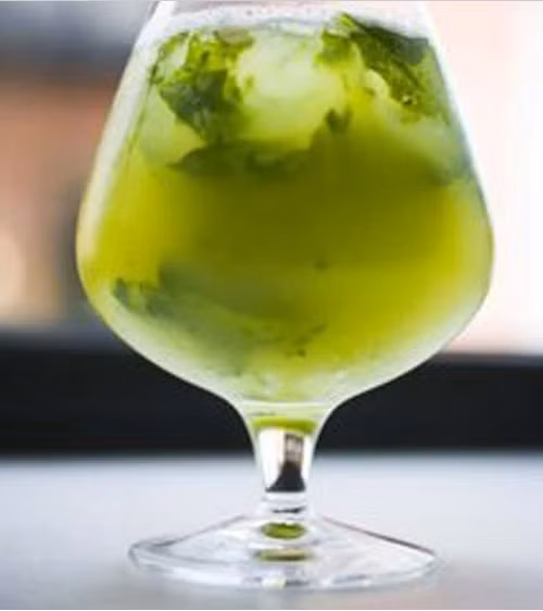 7. Jal-Jeera. Jal-Jeera là đồ uống có lịch sử lâu đời tại Ấn. Ngày nay, nó là đồ uống không thể thiếu trong các sự kiện và lễ hội văn hóa nước này. Jal- Jeera có hương vị vô cùng độc lạ do sự kết hợp của đa dạng nguyên liệu như gừng, thì là, hạt tiêu đen, bạc hà, muối, hương liệu hoa quả và ớt bột.