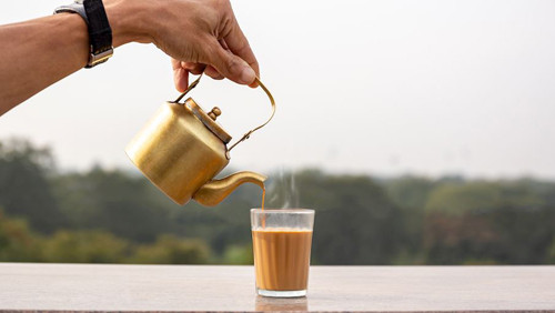 2. Trà chai Masala. Trà chai Masala là loại đồ uống được ưa chuộng tại Ấn Độ. Trà chai Masala có hương vị rất đặc trưng của đồ uống nước này. Cụ thể, ngoài hai nguyên liệu chính là trà đen có đường và sữa, Masala còn là sự kết hợp của rất nhiều gia vị khác như bạch đậu khấu, gừng xay, đinh hương, quế và hạt tiêu đen. Lựa chọn nguyên liệu và tỷ lệ gia vị có sự khác biệt ở từng quán.