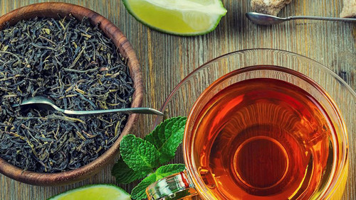 5. Trà Darjeeling. Khác những đồ uống trên, trà Dajeeling không được pha chế từ nhiều nguyên liệu. Nó đơn giản được pha từ loại trà danh tiếng đặt tên theo thành phố Darjeeling của Ấn Độ. Được biết, trà Darjeeling được đánh giá là một trong những loại trà chất lượng tốt nhất.