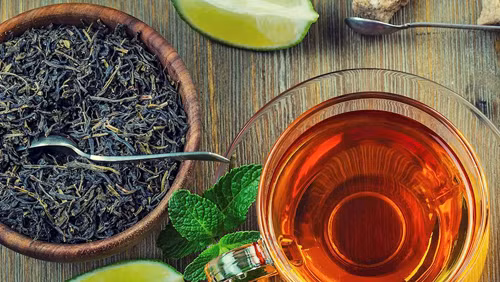 5. Trà Darjeeling. Khác những đồ uống trên, trà Dajeeling không được pha chế từ nhiều nguyên liệu. Nó đơn giản được pha từ loại trà danh tiếng đặt tên theo thành phố Darjeeling của Ấn Độ. Được biết, trà Darjeeling được đánh giá là một trong những loại trà chất lượng tốt nhất.