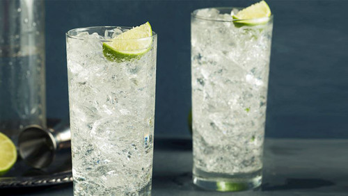 6. Cocktail Gin and Tonic. Gin and Tonic là loại cocktail highball đơn giản, làm từ rượu gin và nước tonic, trang trí bằng 1 lát chanh. Được biết, loại cocktail này được người Anh giới thiệu rộng rãi tại Ấn. Thời điểm đó, sốt rét là vấn đề sức khỏe phổ biến. Các sĩ quan sử dụng loại cocktail này để ngăn ngừa và hỗ trợ điều trị bệnh.