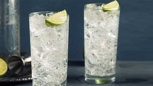 6. Cocktail Gin and Tonic. Gin and Tonic là loại cocktail highball đơn giản, làm từ rượu gin và nước tonic, trang trí bằng 1 lát chanh. Được biết, loại cocktail này được người Anh giới thiệu rộng rãi tại Ấn. Thời điểm đó, sốt rét là vấn đề sức khỏe phổ biến. Các sĩ quan sử dụng loại cocktail này để ngăn ngừa và hỗ trợ điều trị bệnh.