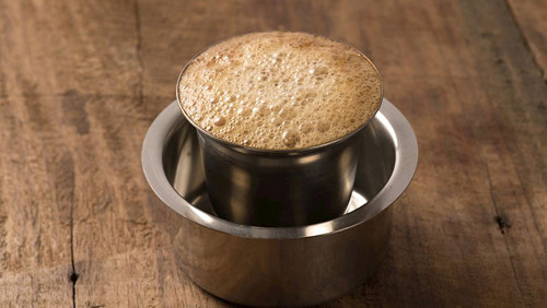 3. Cà phê phin. Tương tự cà phê phin ở những nơi khác, cà phê phin Ấn Độ cũng được pha chế bằng bộ lọc để chắt những giọt cà phê đen nóng, thưởng thức với sữa và đường. Điều làm nên sự khác biệt giữa cà phê phin Ấn và những nơi khác là hỗn hợp cà phê và sữa ấm sẽ được rót liên tục từ bình này sang bình khác cho đến khi nó sủi bọt.