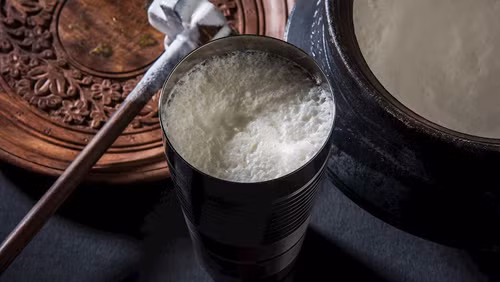 Lassi là loại đồ uống phổ biến nhất tại Ấn Độ, thường được phục vụ trong một chiếc cốc bằng đất sét có tên là Kulhar. Lassi thêm đá giúp giải nhiệt rất tốt, đồng thời cũng là cách bổ sung năng lượng cho người dùng.