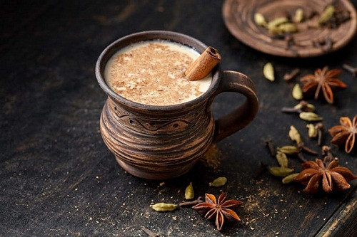 So với Lassi, trà chai Masala có độ loãng và cay hơn. Chúng thường được bán dạo ở các con phố hoặc toa tàu. Nhiều du khách thưởng thức Masala cho biết họ cảm thấy rất thích thú với món đồ uống ngon bổ rẻ, vừa thưởng thức vừa nghe người bán kể về những câu chuyện của người Ấn.