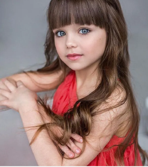 Năm 2017, trang Dailymail không tiếc mỹ từ dành cho cô, ưu ái đặt biệt danh “ bé gái xinh đẹp nhất thế giới”. Được biết, danh hiệu này từng thuộc về mẫu nhí người Pháp Thylane Blondeau trước đó.